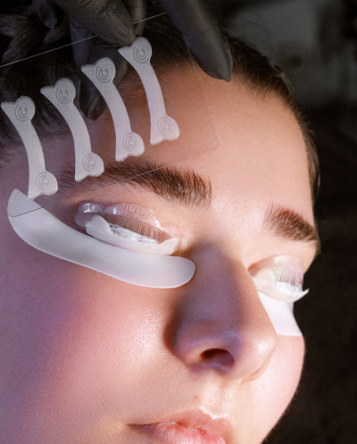 Anwendung des Silikonbands bei Wimpernlifting